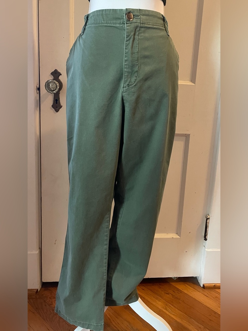 OLD NAVY Women’s OG Chino pants in Olive Green